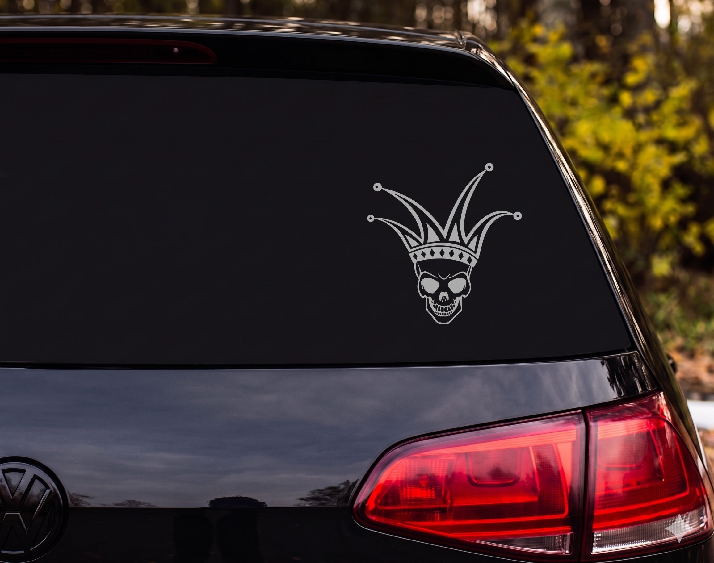 Skull Jester Hat Diamond Band Grinning Outline Vinyl Decal Sticker Car Window - Silver