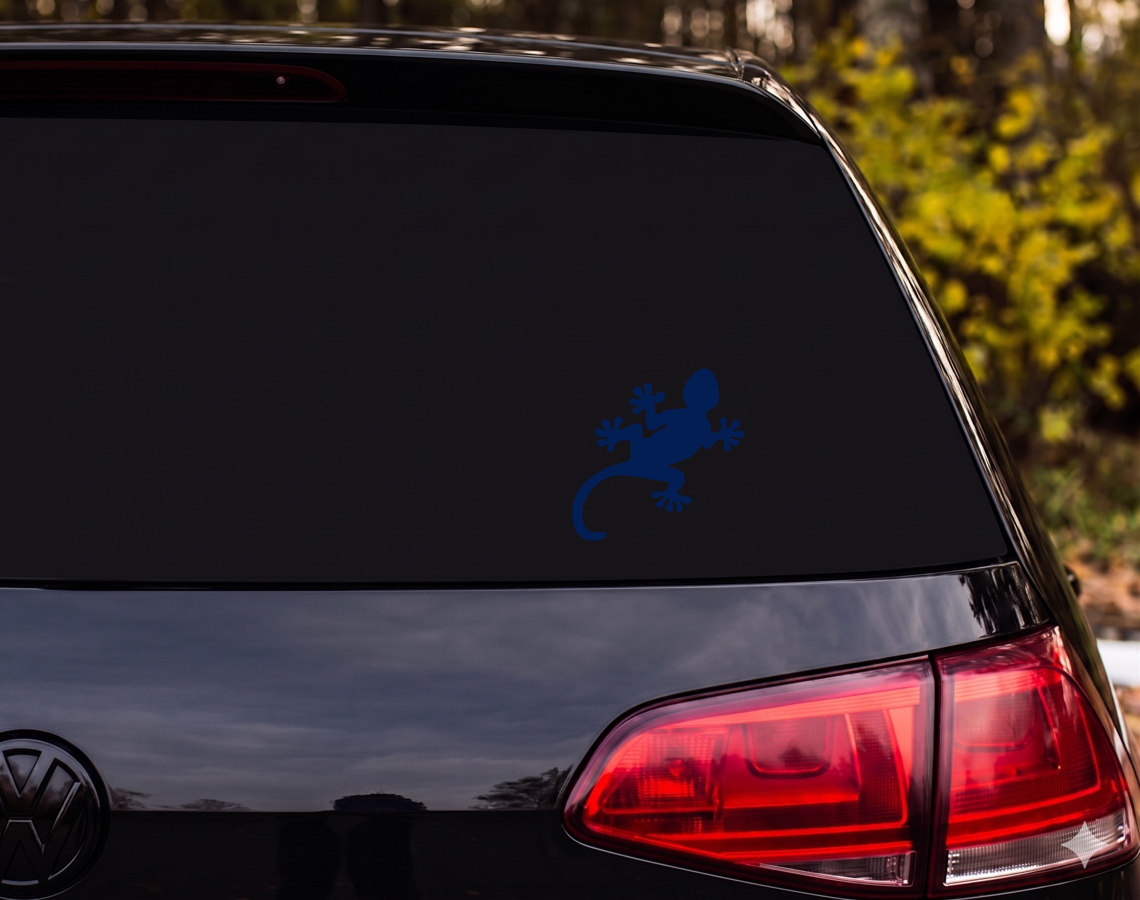 Gecko Lizard Silhouette Diagonal Spread Legs Curled Tail Vinyl Decal Sticker - Navy